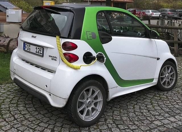 新能源汽车一般能跑多少公里 新能源汽电池寿命可以开多少公里